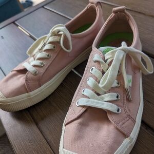 Cariuma Blush Sneaker Size 8